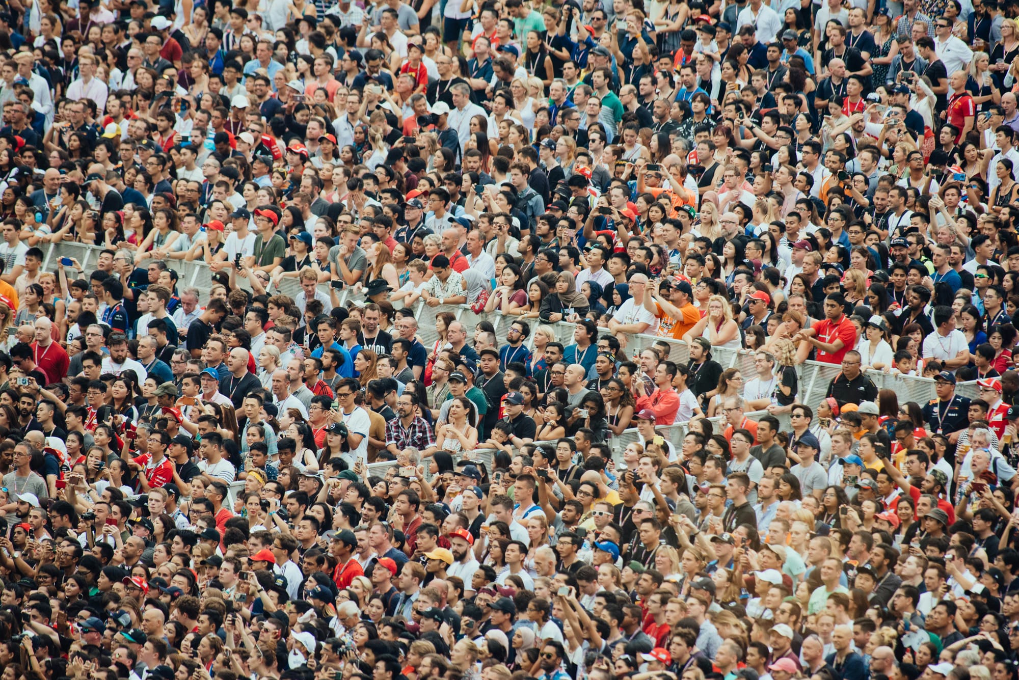 A crowd of 100s of people mostly looking one direction. 
