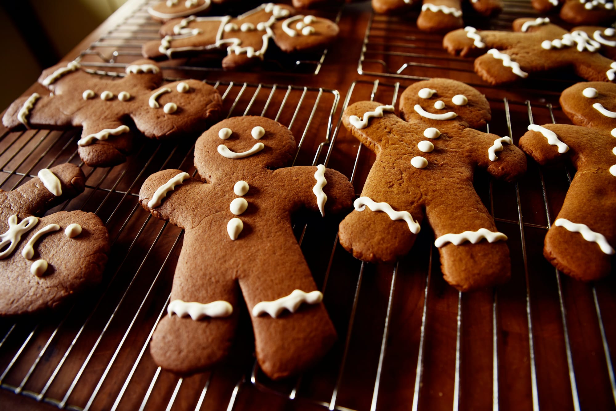 Decorated gingerbread men on a cooling rack.